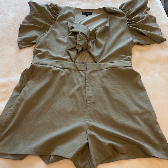 Tie Bodice Romper With Flutter Sleeves (NWT) - Picture 4 of 9